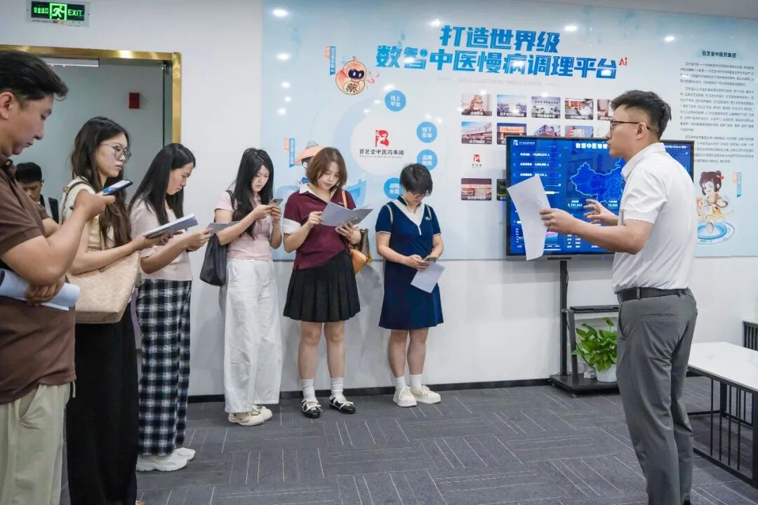 双流区委宣传部副部长冯科携十余家中央及地方媒体一行莅临成都百芝堂互联网